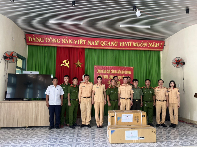 Cục CSGT thăm, nắm tình hình cán bộ điều động làm Công an xã -0