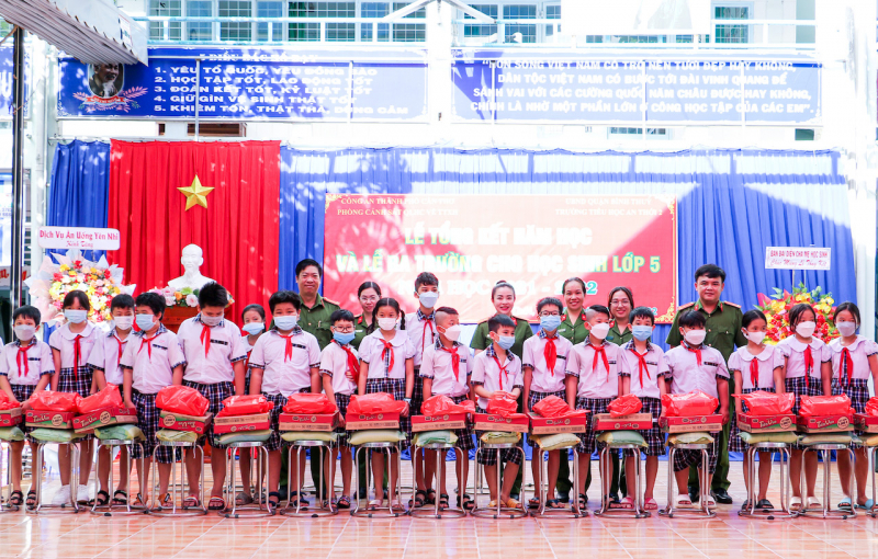 Công an TP Cần Thơ tặng quà học sinh có hoàn cảnh khó khăn -0