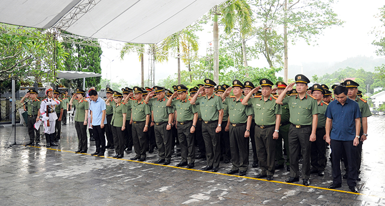 Lãnh đạo Bộ Công an dâng hoa, dâng hương tại Nghĩa trang Liệt sĩ Quốc gia Vị Xuyên -0
