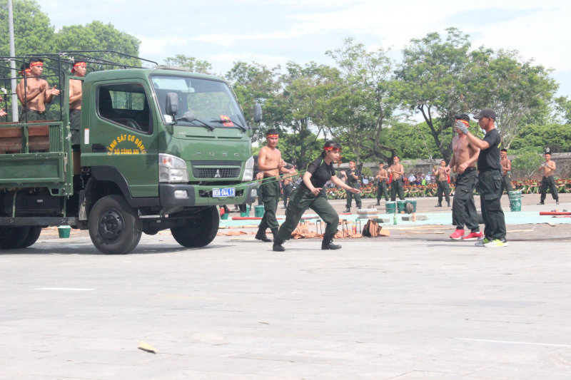 Những màn trình diễn khí công ấn tượng của các nữ Cảnh sát đặc nhiệm -0