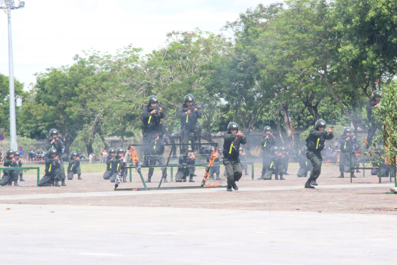 Những màn trình diễn khí công ấn tượng của các nữ Cảnh sát đặc nhiệm -0