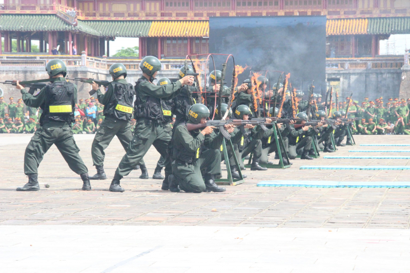 Những màn trình diễn khí công ấn tượng của các nữ Cảnh sát đặc nhiệm -0