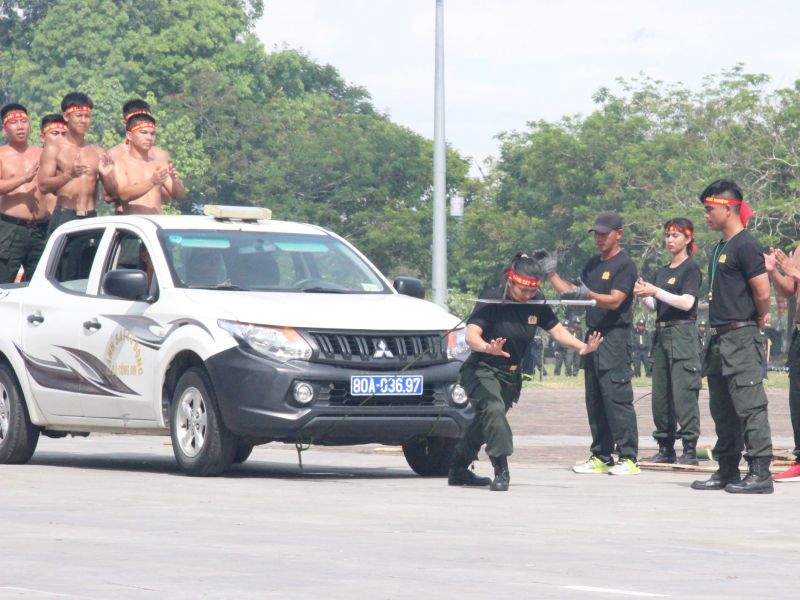 Những màn trình diễn khí công ấn tượng của các nữ Cảnh sát đặc nhiệm -0