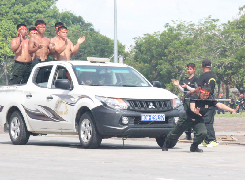 Những màn trình diễn khí công ấn tượng của các nữ Cảnh sát đặc nhiệm -0