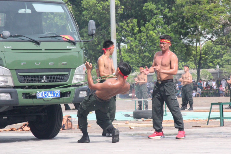 Những màn trình diễn khí công ấn tượng của các nữ Cảnh sát đặc nhiệm -0