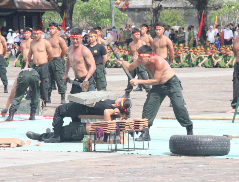 Những màn trình diễn khí công ấn tượng của các nữ Cảnh sát đặc nhiệm -0