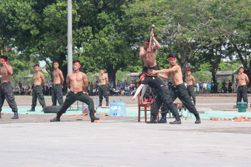 Những màn trình diễn khí công ấn tượng của các nữ Cảnh sát đặc nhiệm -0