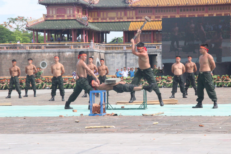 Những màn trình diễn khí công ấn tượng của các nữ Cảnh sát đặc nhiệm -0