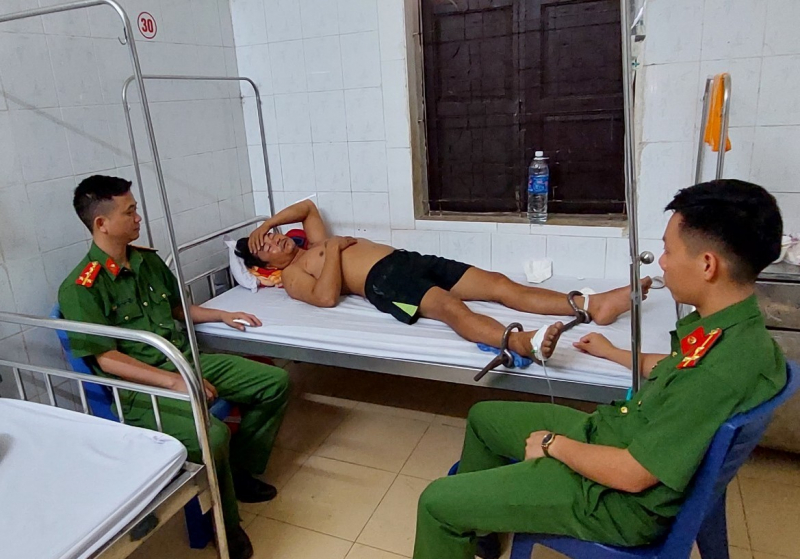 Nghi can trong vụ sát hại con gái và bạn trai của con uống thuốc sâu tự tử nhưng bất thành -0