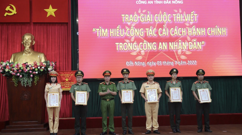 Công an Đắk Nông trao giải các cuộc thi chào mừng kỷ niệm các ngày truyền thống trong CAND -0