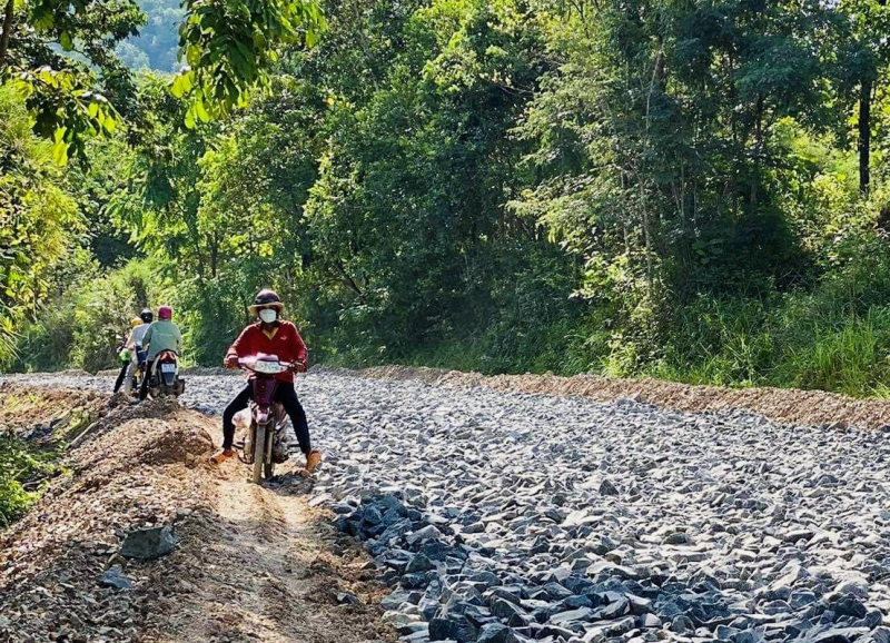 Thầy cô băng rừng hàng trăm cây số trơn trượt đến điểm coi thi -0