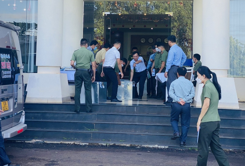 Thầy cô băng rừng hàng trăm cây số trơn trượt đến điểm coi thi -0