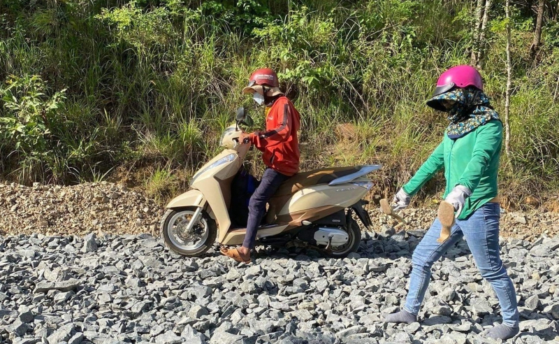 Thầy cô băng rừng hàng trăm cây số trơn trượt đến điểm coi thi -0