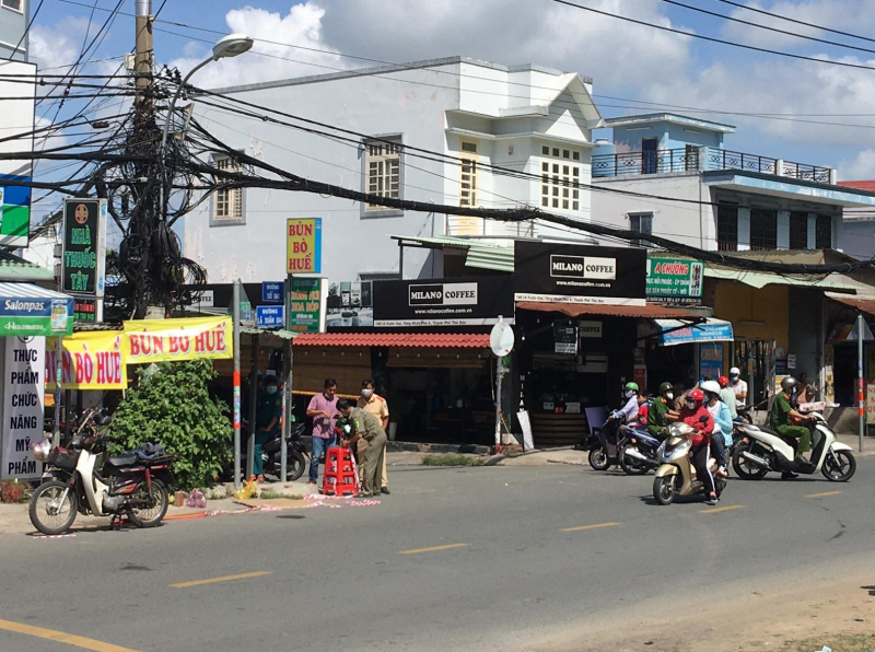 Người đàn ông tử vong bất thường cạnh xe máy -0