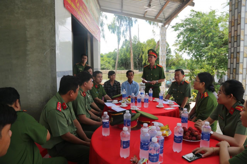 Sửa nhà để đồng đội an tâm công tác -0