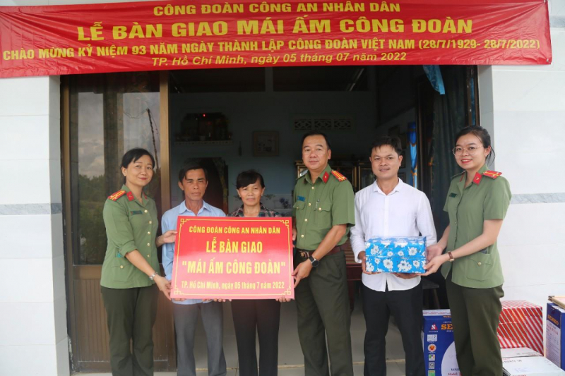 Sửa nhà để đồng đội an tâm công tác -0