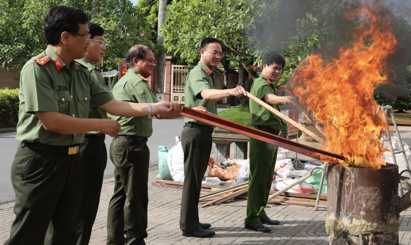Công an tỉnh Nghệ An đúc chân dung Chủ tịch Hồ Chí Minh -0