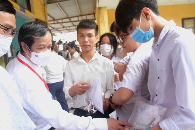 Bộ trưởng Nguyễn Kim Sơn kiểm tra điểm thi tốt nghiệp THPT tại Thừa Thiên-Huế -0