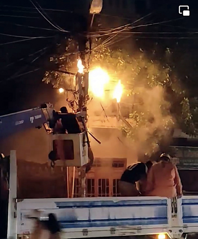 Cháy trụ điện đường dây 220kV, nhiều hộ dân mất điện -0