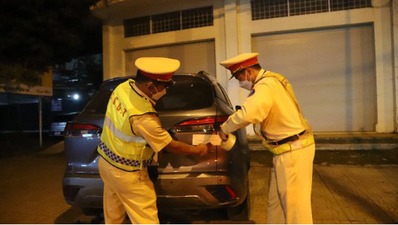 Phạt 17 triệu đồng với cán bộ địa chính say xỉn cố thủ trên xe -0