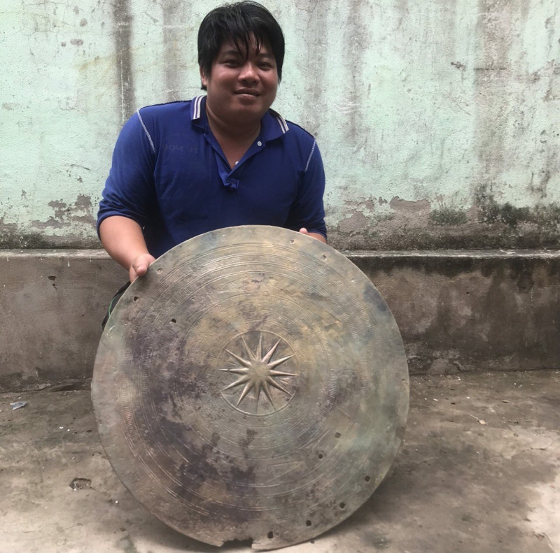 Ngư dân nhặt được mặt trống đồng hơn 2.000 năm tuổi khi cào lưới trên sông Hậu -0