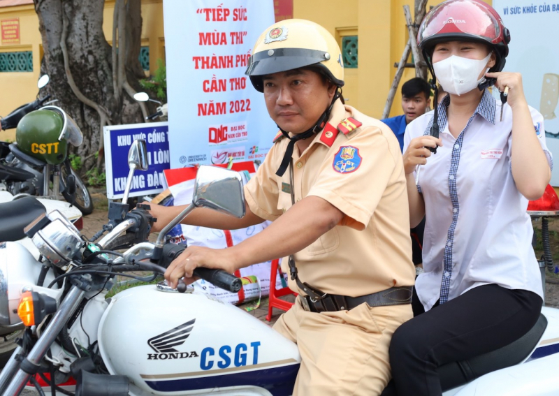 Thiếu tá CSGT kịp thời hỗ trợ nữ sinh về nhà lấy giấy báo dự thi -0