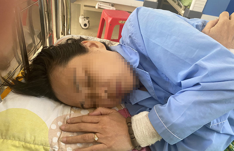 Tuần tra lúc nửa đêm, Công an kịp thời cứu người phụ nữ trôi dạt trên biển -0