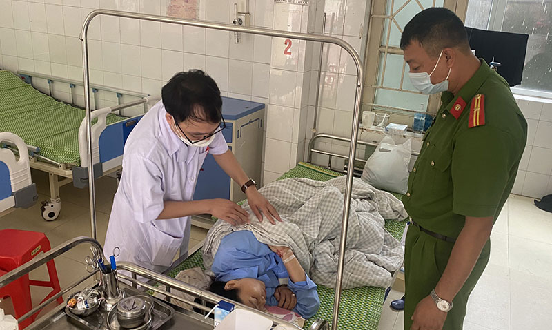 Tuần tra lúc nửa đêm, Công an kịp thời cứu người phụ nữ trôi dạt trên biển -0