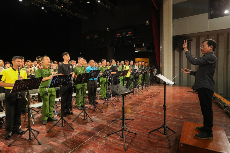 Hàng trăm nghệ sĩ – chiến sĩ Cảnh sát trong và ngoài nước rộn ràng chuẩn bị biểu diễn tại bờ Hồ -2