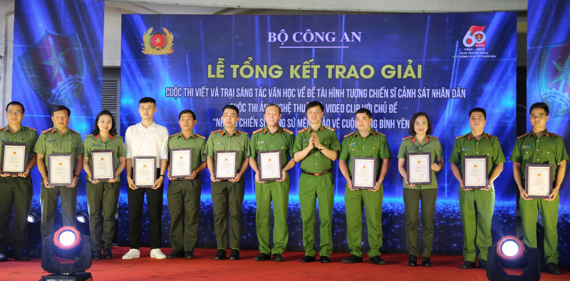 Triển làm và trao giải cuôc thi ảnh, video chủ đề “Những chiến sĩ mang sứ mệnh bảo vệ cuộc sống bình yên” -0