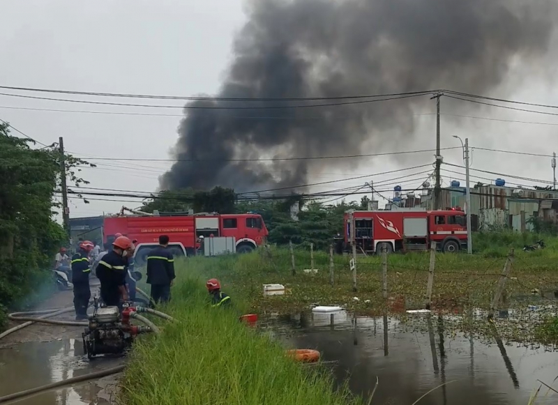 Bơm trực tiếp nước từ ao hồ chữa cháy xưởng nhựa rộng hàng trăm mét -0