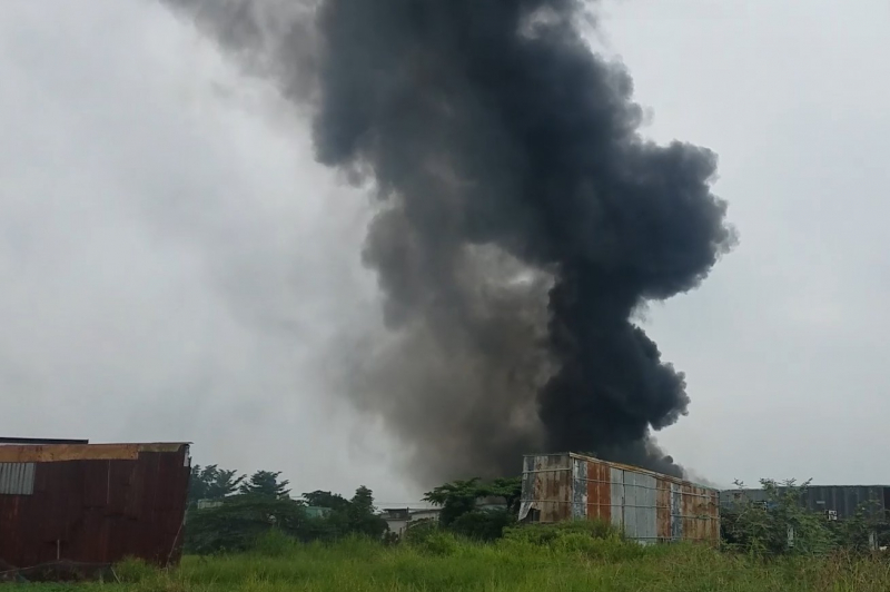 Bơm trực tiếp nước từ ao hồ chữa cháy xưởng nhựa rộng hàng trăm mét -0