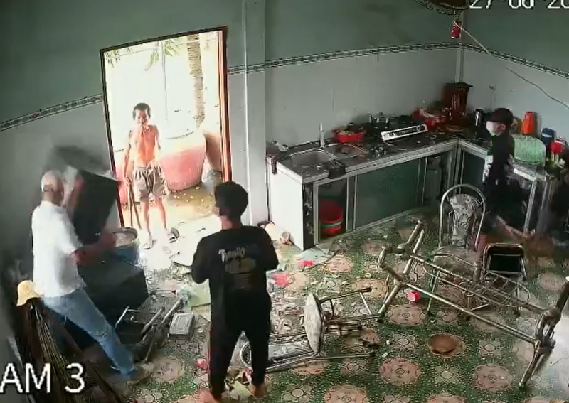 Khởi tố 2 đối tượng  đập phá nhà bà cụ 78 tuổi gây áp lực đòi nợ -0