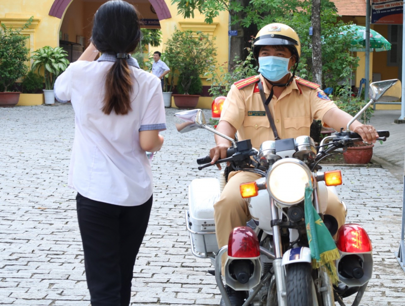 Thiếu tá CSGT kịp thời hỗ trợ nữ sinh về nhà lấy giấy báo dự thi -0