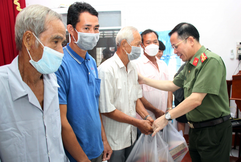 Cụm ANND Công an TP Cần Thơ tổ chức thăm khám, cấp thuốc, tặng quà người dân khó khăn -0