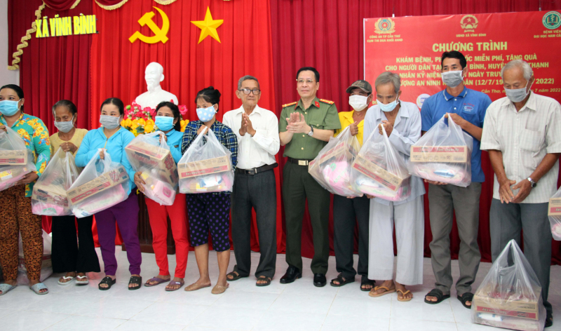 Cụm ANND Công an TP Cần Thơ tổ chức thăm khám, cấp thuốc, tặng quà người dân khó khăn -1