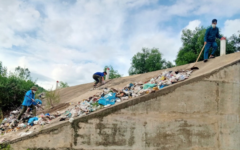 Công an xã tham gia gom dọn hơn 1 tấn rác sinh hoạt -0