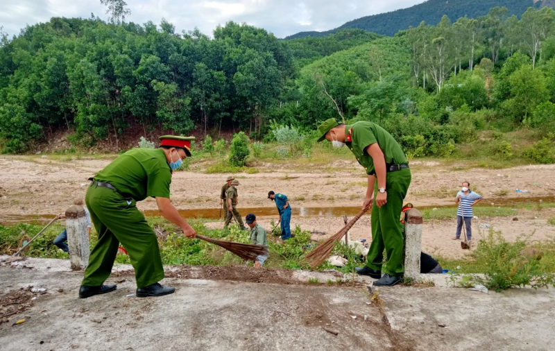 Công an xã tham gia gom dọn hơn 1 tấn rác sinh hoạt -0