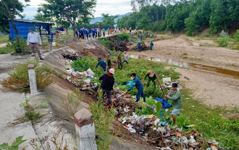 Công an xã tham gia gom dọn hơn 1 tấn rác sinh hoạt -0