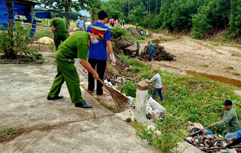 Công an xã tham gia gom dọn hơn 1 tấn rác sinh hoạt -0