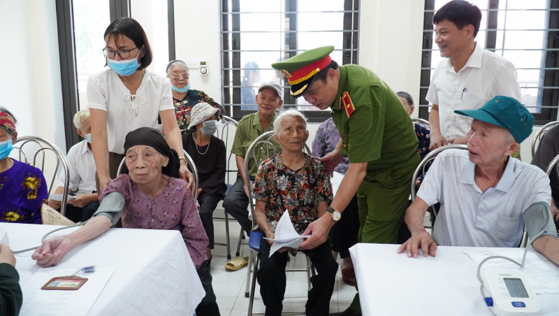 Cán bộ, chiến sĩ Cảnh sát cơ động thăm khám, cấp phát thuốc miễn phí cho người có công, gia đình chính sách -0