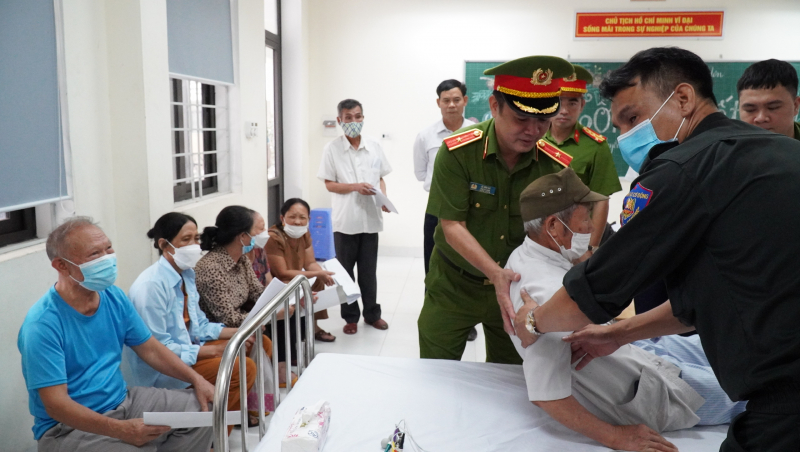 Cán bộ, chiến sĩ Cảnh sát cơ động thăm khám, cấp phát thuốc miễn phí cho người có công, gia đình chính sách -1