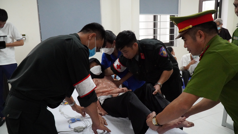 Cán bộ, chiến sĩ Cảnh sát cơ động thăm khám, cấp phát thuốc miễn phí cho người có công, gia đình chính sách -0