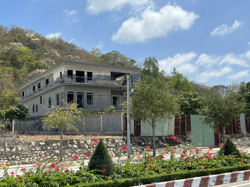 Biệt thự “khủng” mọc trên đất quy hoạch  -0