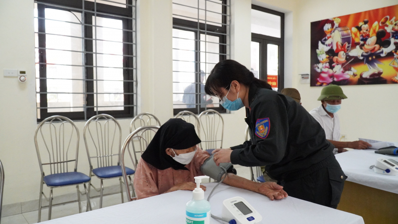 Cán bộ, chiến sĩ Cảnh sát cơ động thăm khám, cấp phát thuốc miễn phí cho người có công, gia đình chính sách -0