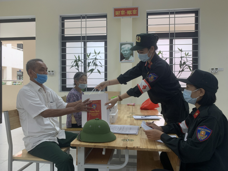 Cán bộ, chiến sĩ Cảnh sát cơ động thăm khám, cấp phát thuốc miễn phí cho người có công, gia đình chính sách -0