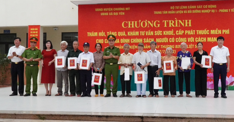 Cán bộ, chiến sĩ Cảnh sát cơ động thăm khám, cấp phát thuốc miễn phí cho người có công, gia đình chính sách -0