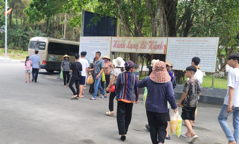 Tái diễn tình trạng người bán hàng rong níu, kéo du khách tại Ngã ba Đồng Lộc -0