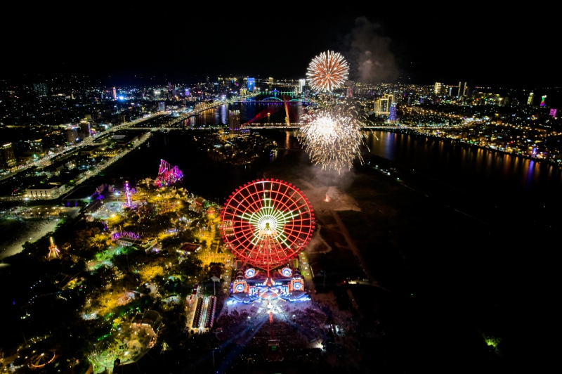 Đà Nẵng: Pháo hoa rực rỡ trên bầu trời đêm đại nhạc hội “Take me to the Sun” - Lễ hội tận hưởng mừa hè Đà Nẵng 2022 -0
