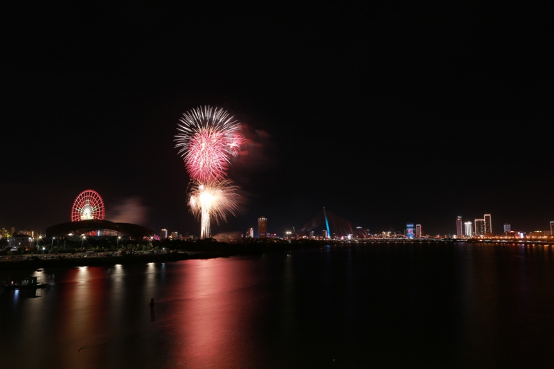 Đà Nẵng: Pháo hoa rực rỡ trên bầu trời đêm đại nhạc hội “Take me to the Sun” - Lễ hội tận hưởng mừa hè Đà Nẵng 2022 -4